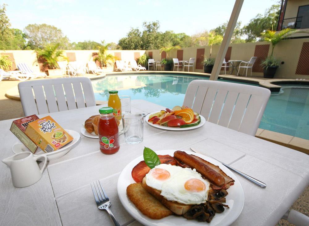 Quality Hotel Darwin Airport Esterno foto Breakfast at a motel