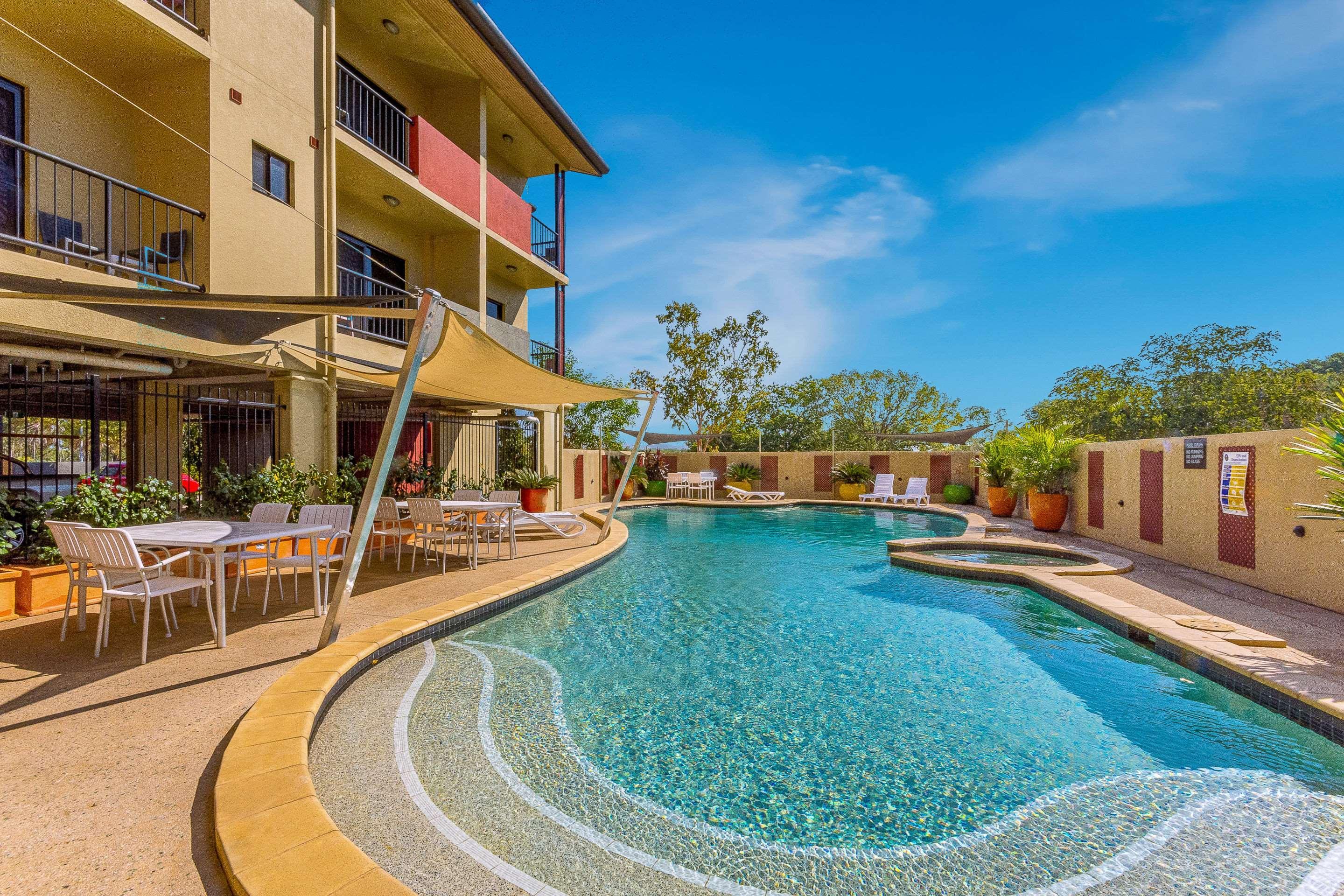 Quality Hotel Darwin Airport Esterno foto The pool at the Mantra on the Lake
