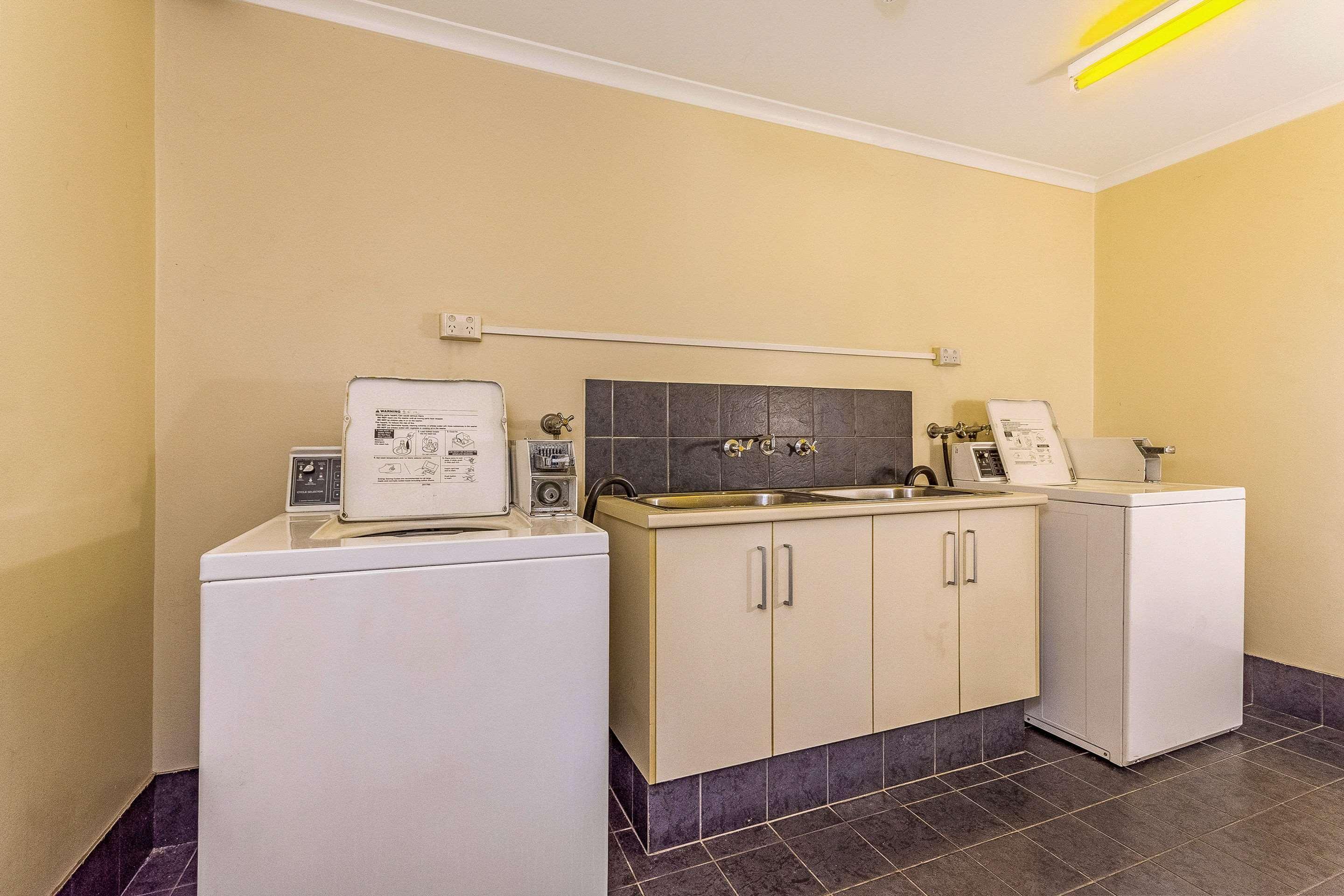 Quality Hotel Darwin Airport Esterno foto Laundry facilities at the motel