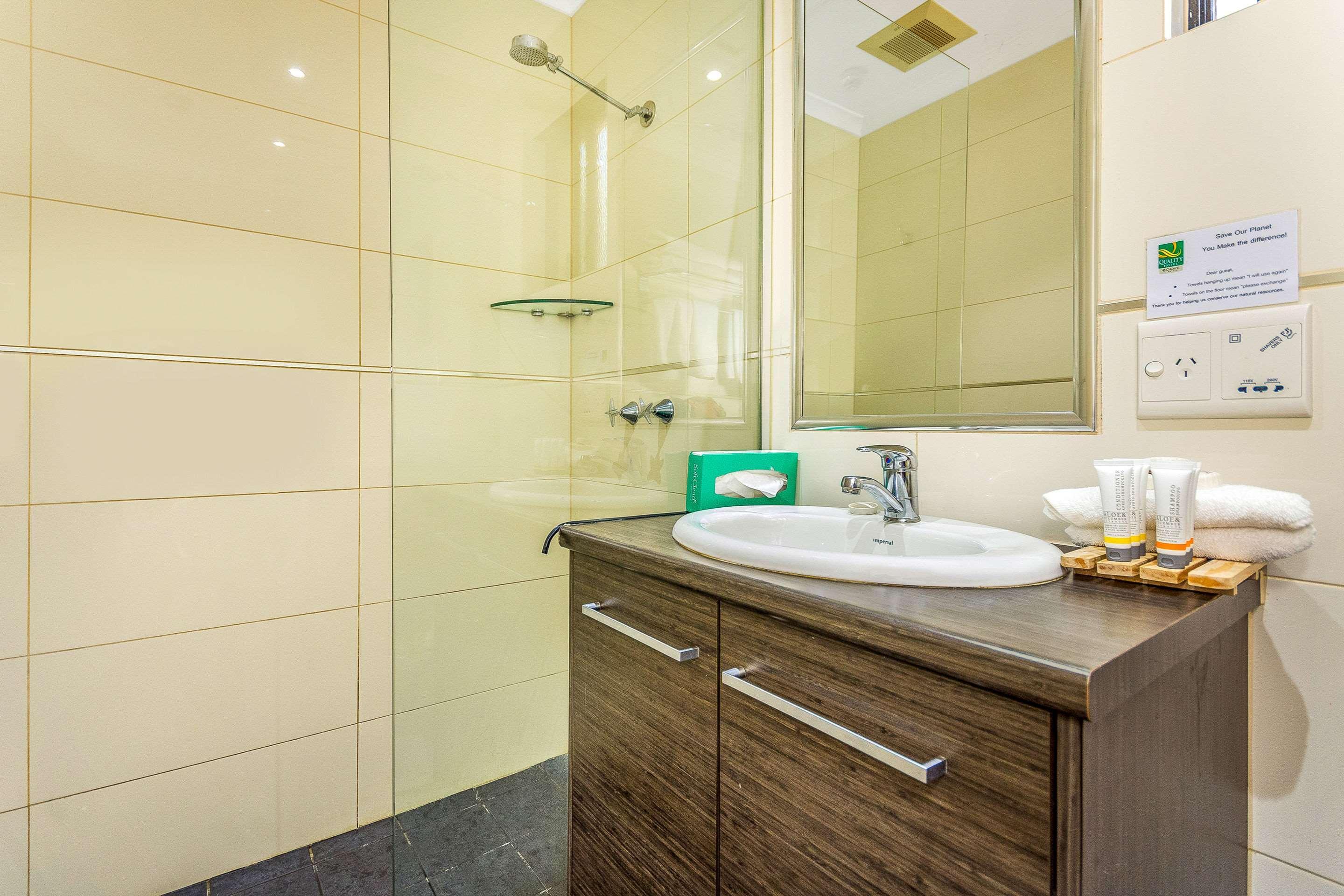 Quality Hotel Darwin Airport Esterno foto A bathroom in a hotel