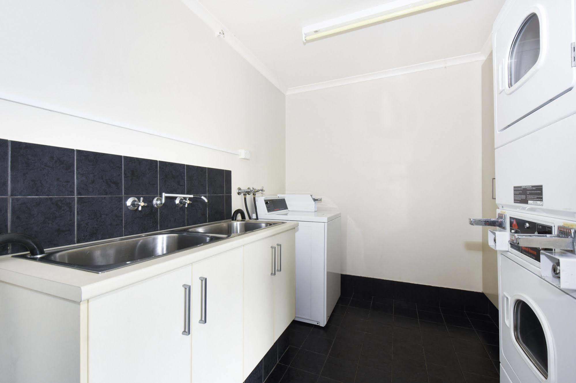 Quality Hotel Darwin Airport Esterno foto A laundry room